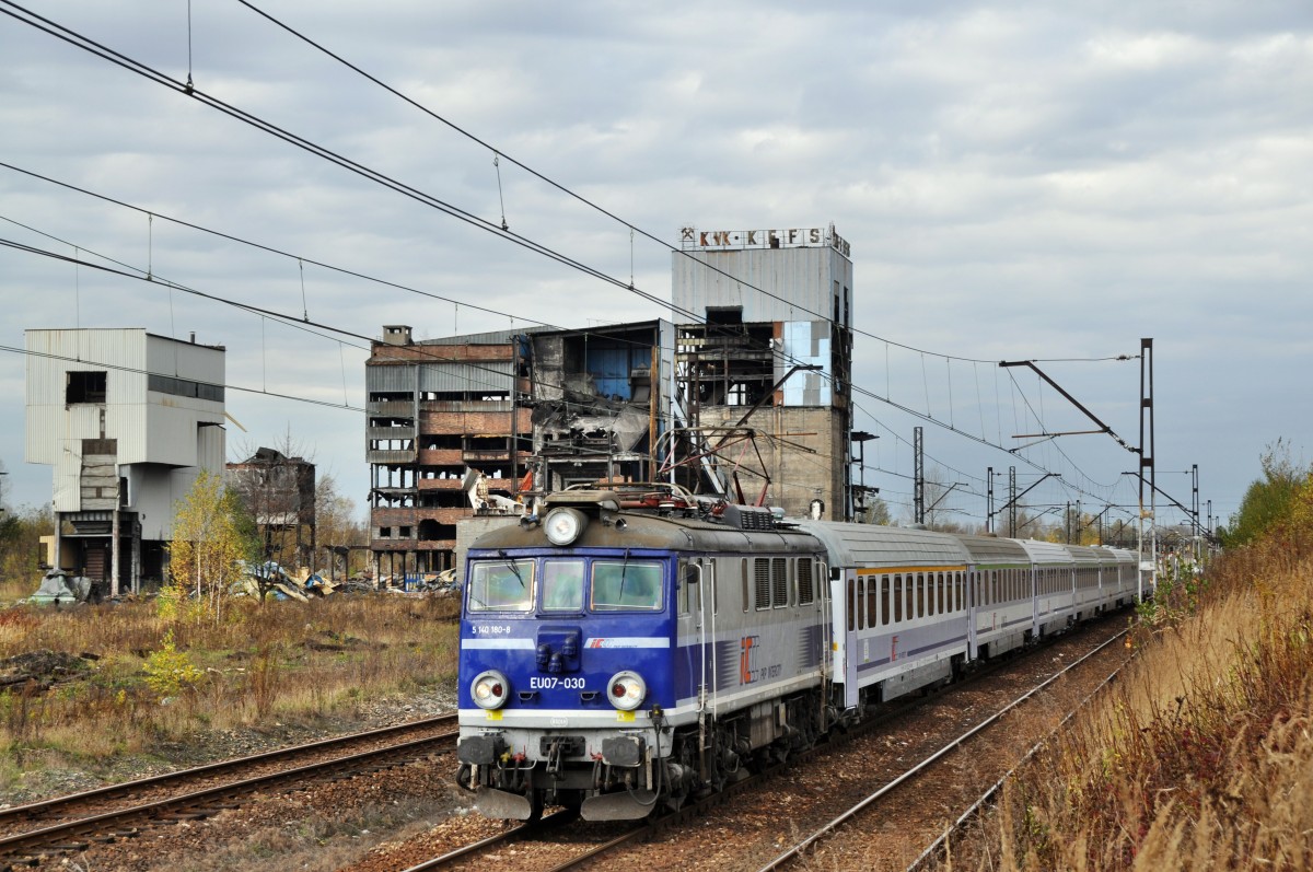 EU07 030 mit einem TLK in Richtung Katowice fahrend, fhrt gerade an der Ruine des Bergwerk  Kleofas  in  Katowice Załęże  vorbei (29.10.2013)