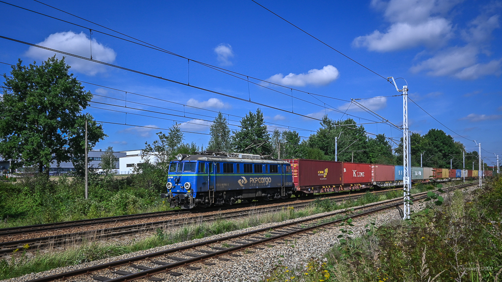 EU07-034 der PKP Cargo mit einem  Containerzug bei Tychy am 11.09.2020.