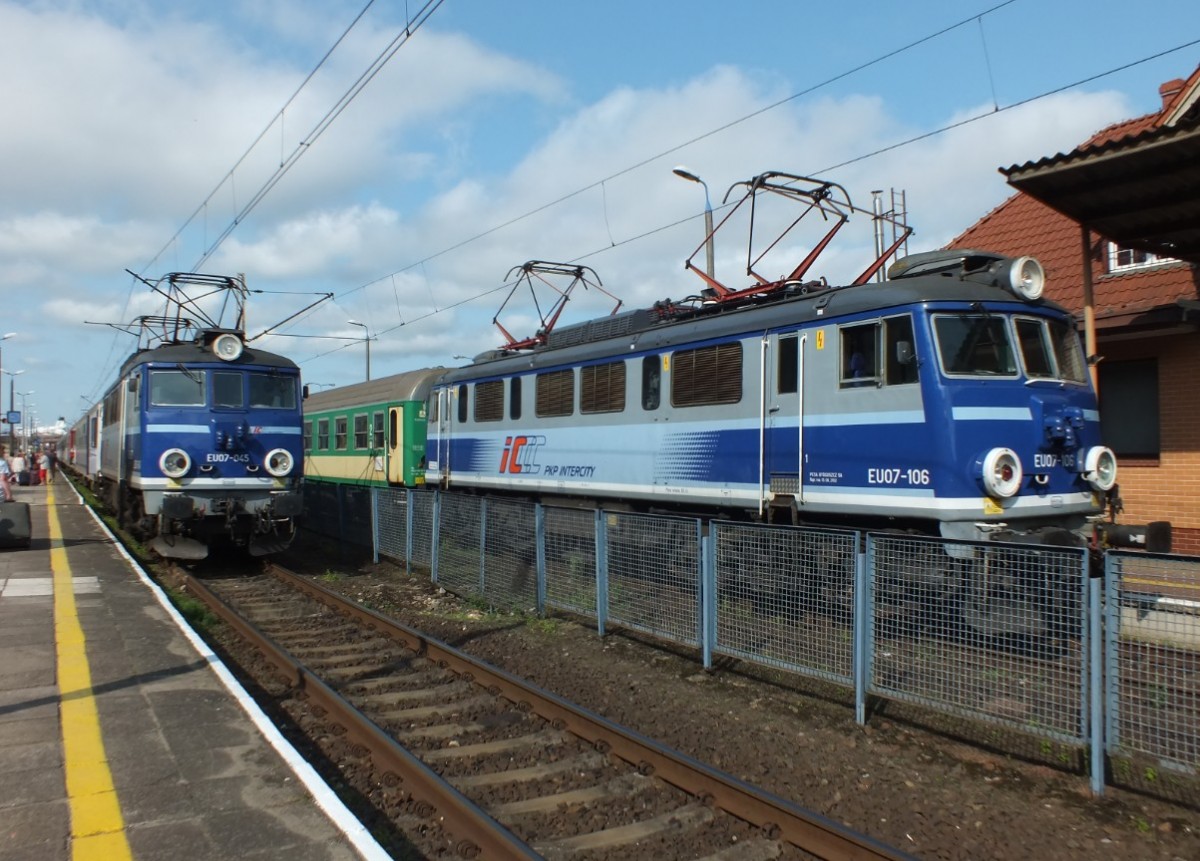 EU07-045 und EU07-106 stehen am 13.7.13 im Bahnhof von Świnoujście nebeneinander.