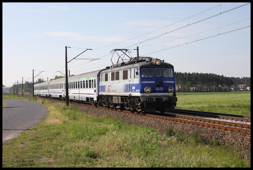 EU07-055 mit IC Richtung Poznan am 21.5.2016 um 8.46 Uhr bei Niedzwiedz.