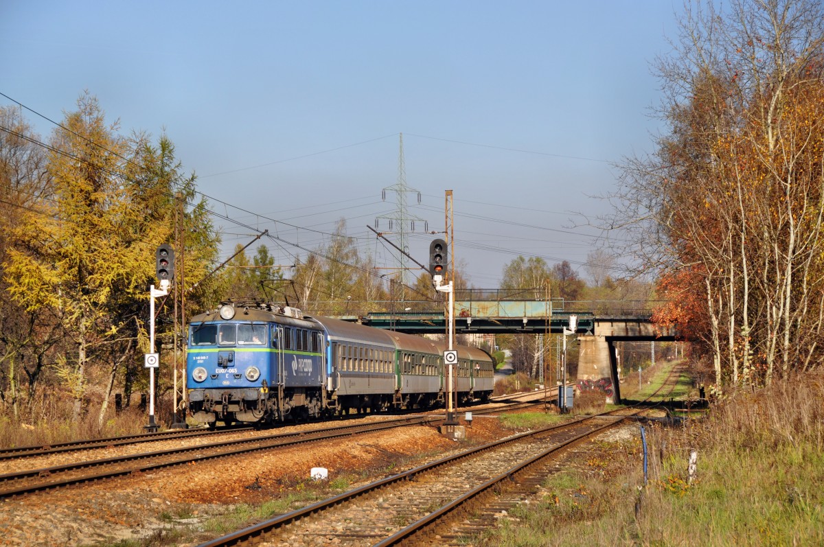 EU07 065 mit einer Rb aus Richtung Katowice nach Sden fahrend bei Katowice-Brynw (31.10.2013)