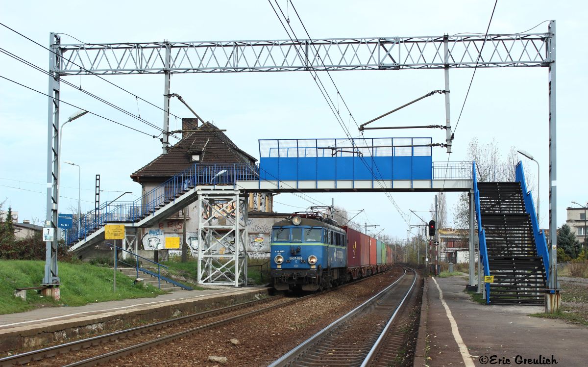 EU07 096 am 27.10.13 mit einem Containerzug in Katowice Petrovice.