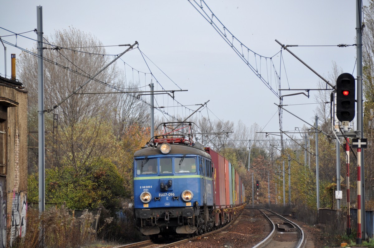 EU07 096 mit dem Tglich verkehrendem Containerzug Richtung Sden bei der durchfahrt durch den Haltepunkt  Katowice-Piotrowice  (27.10.2013)