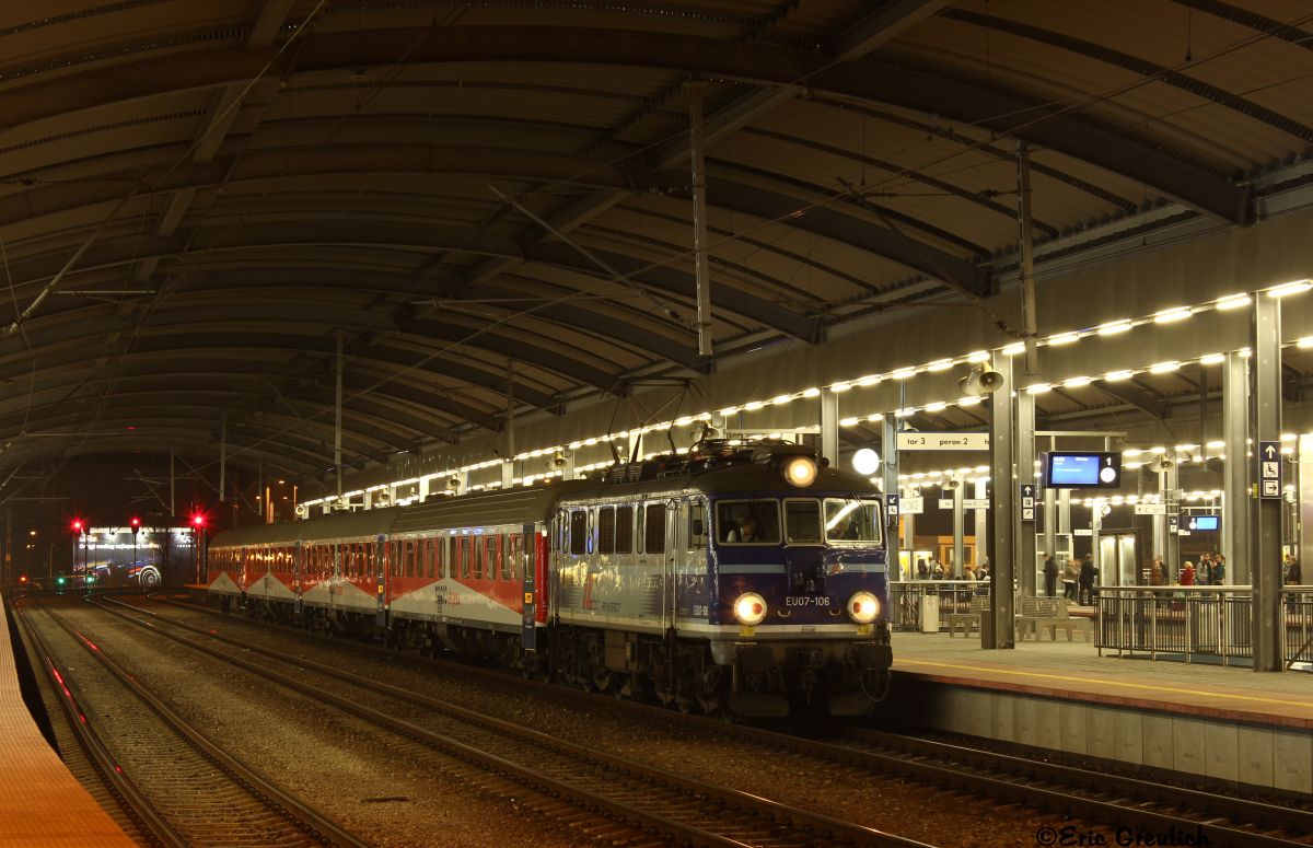 EU07 106 am Abend des 30.10.13. in Katowice Gloweny.