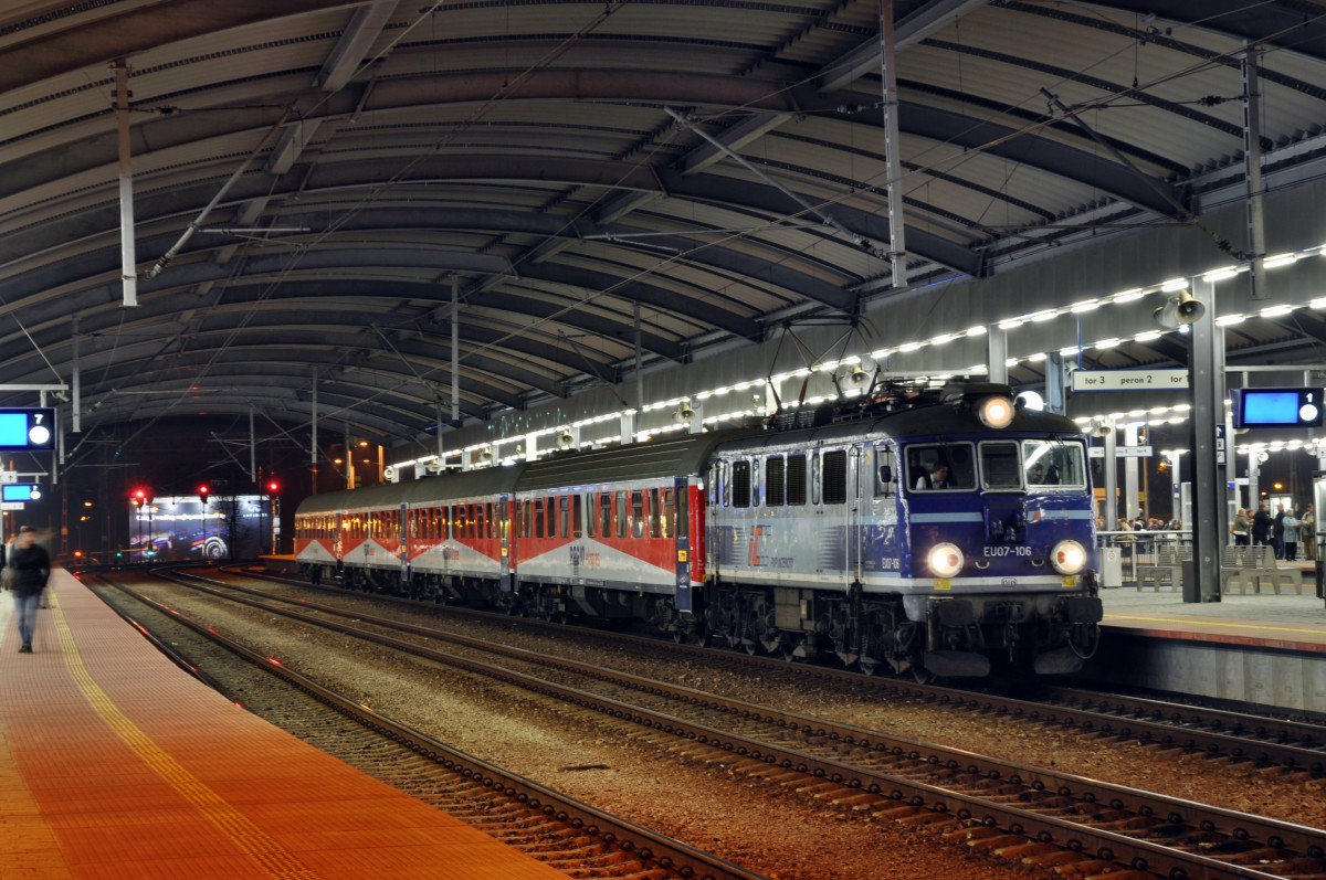 EU07 106 wartet auf die Abfahrt als Interregio nach Warschau in Katowice (30.10.2013)