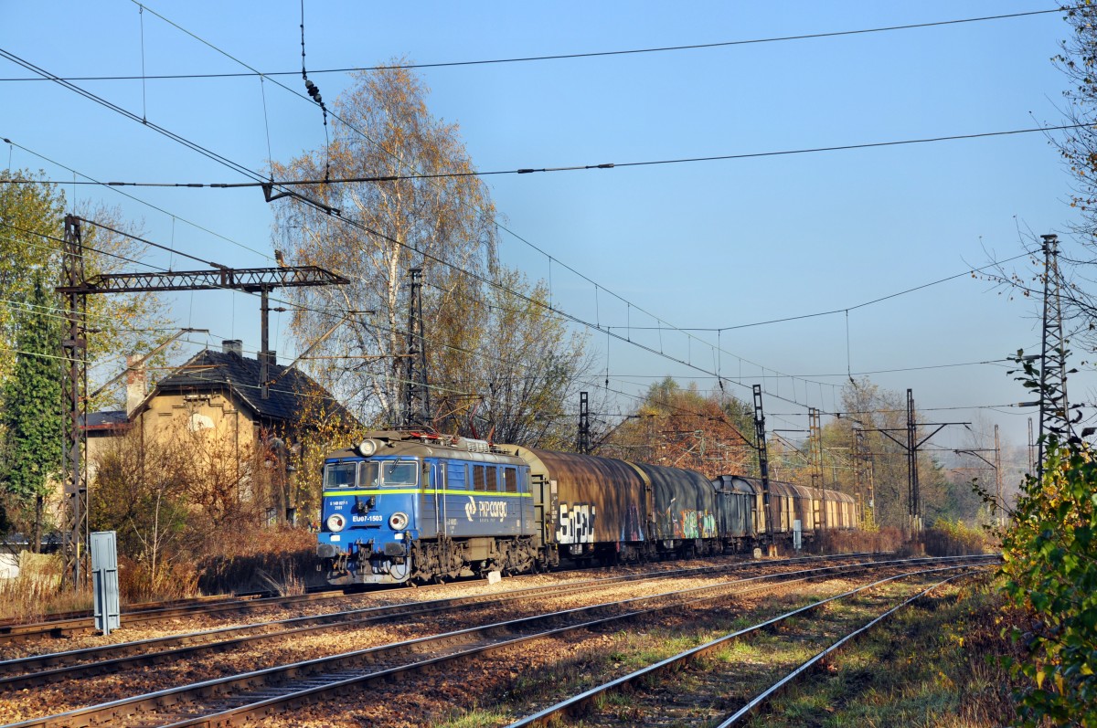 EU07 1503 mit einem Gterzug Richtung Sden vor der Einfahrt in Katowice-Ligota (31.10.2013)