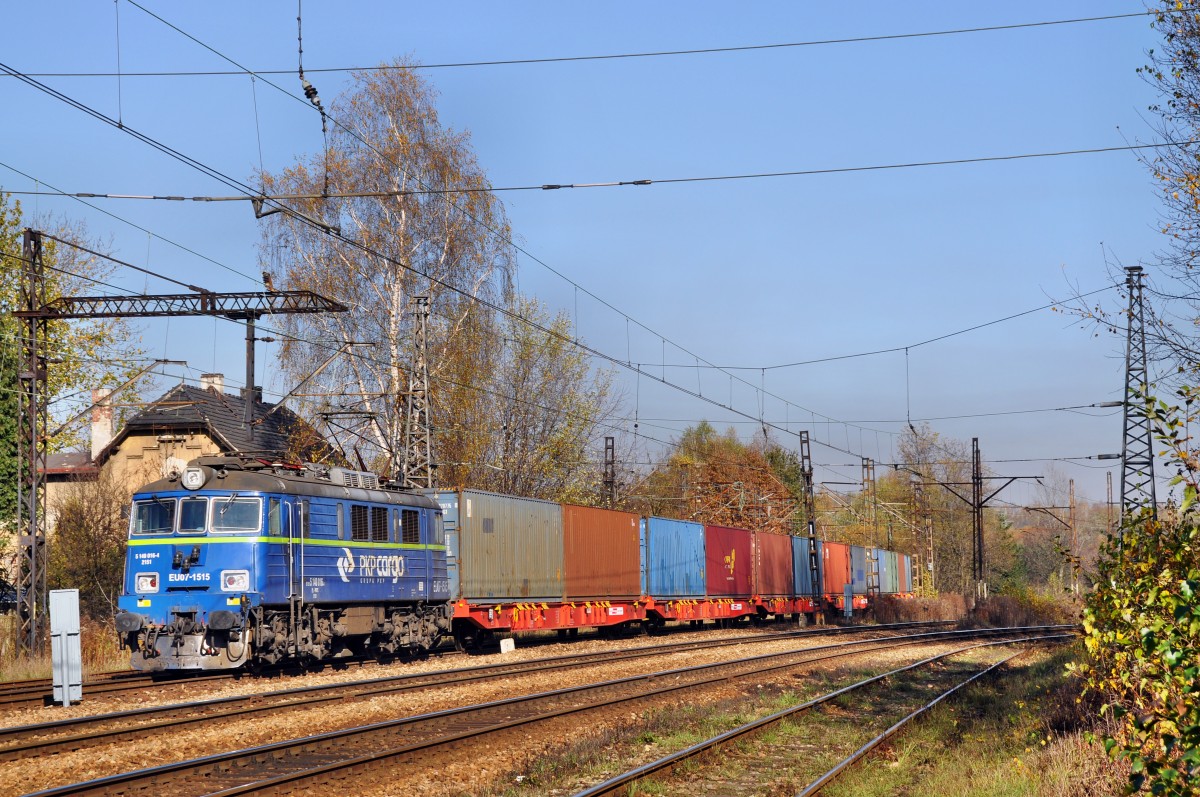 EU07 1515 mit dem Tglichem Containerzug Richtung Sden beim halten vor der Einfahrt in Katowice Ligota (31.10.2013)