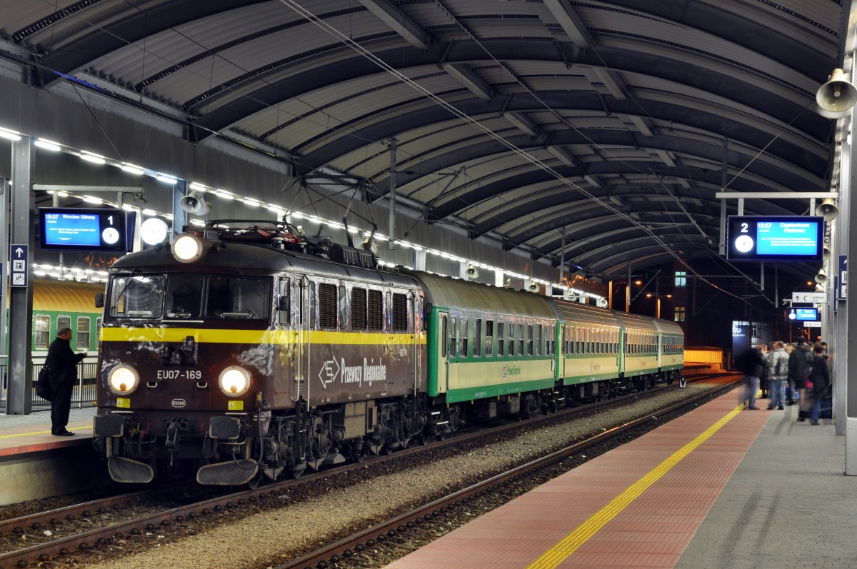 EU07 169 als IRE nach Wrocław Głwny wartet auf die Abfahrt in Katowice am Bahnsteig (29.10.2013)