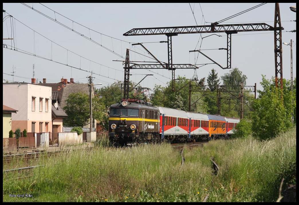 EU07-169 erreicht hier am 20.05.2016 mit einem Regio aus Wroclaw kommend den Bahnhofsbeginn von Stare Bojanowo.