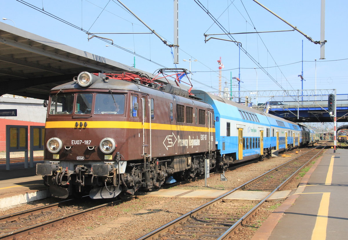EU07 187 mit Regionalzug bei der Einfahrt in Poznan Glówny am 24.07.2015. 