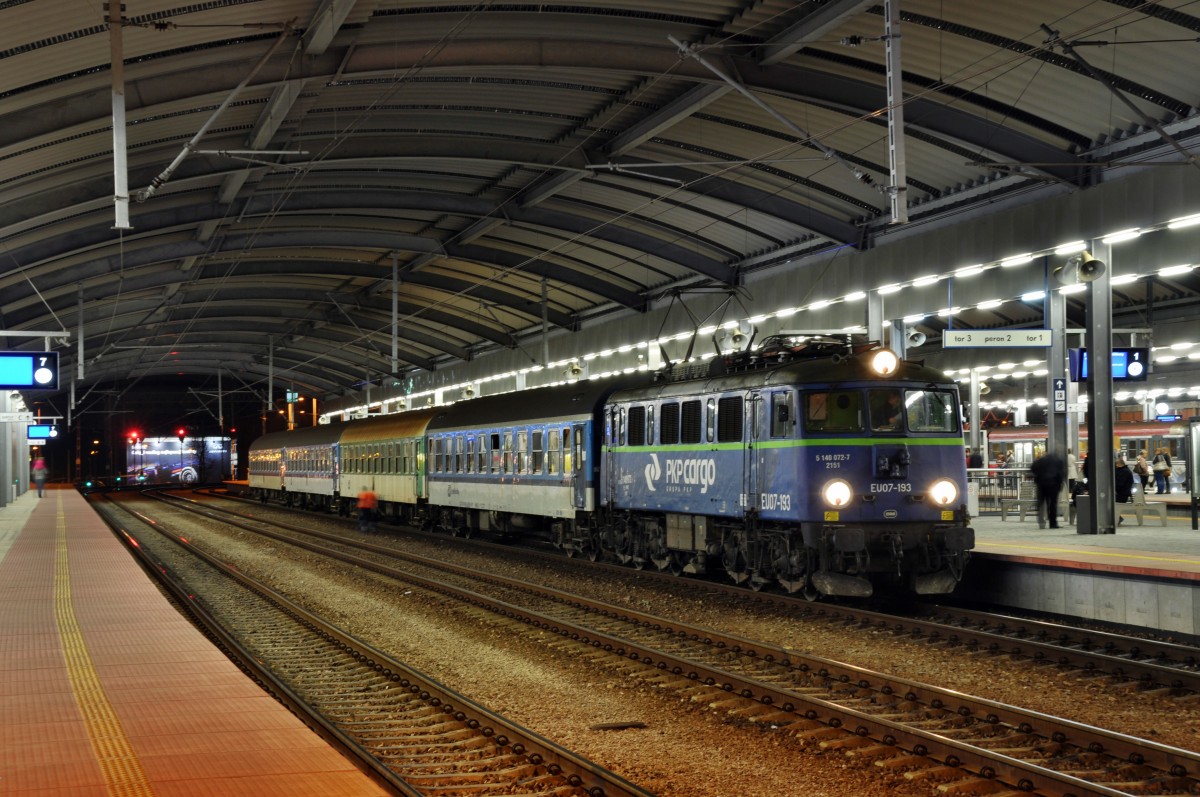 EU07 193 ist in Katowice mit einer Regionalbahn aus Żwardoń angekommen (29.10.2013)