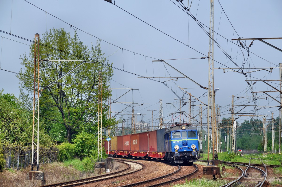 EU07 209 mit ihrem tglichem Containerzug Richtung Sden bei der durchfahrt in Katowice-Ligota. (30.04.2014)