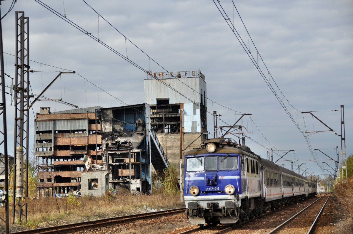 EU07 216 mit einem TLK in Richtung Katowice fahrend, fhrt gerade an der Ruine des Bergwerk  Kleofas  in  Katowice Załęże  vorbei (29.10.2013)
