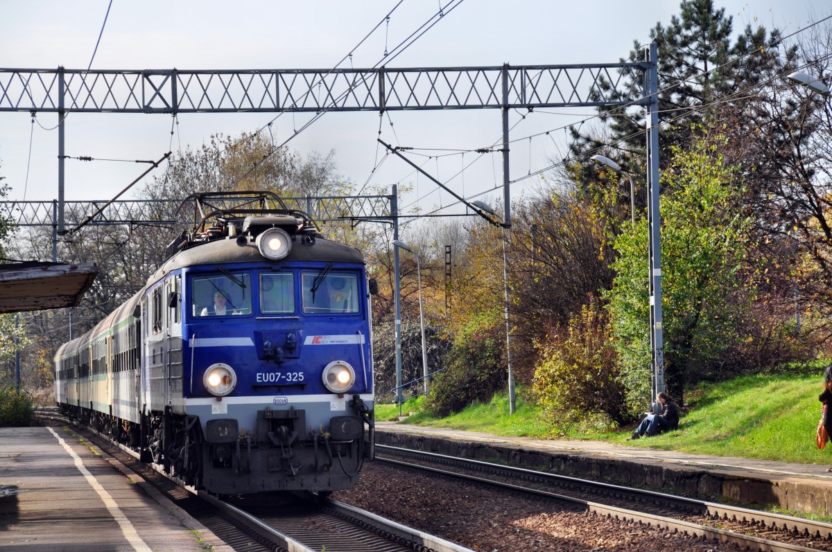 EU07 325 mit TLK 45104 von  Bielsko Biała  nach  Olsztyn  fahrend bei der durchfahrt durch den Haltepunkt  Katowice Piotrowice  (27.10.2013)