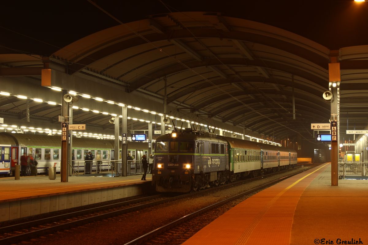 EU07 348 am Abend des 30.10.13 in Katowice Glowny.