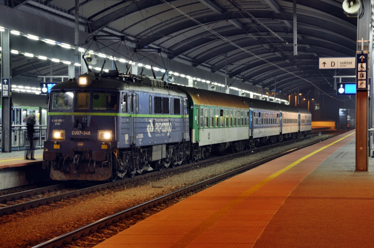 EU07 348 mit einer Regionalbahn nach Zwardoń wartet auf die Abfahrt in Katowice (30.10.2013)