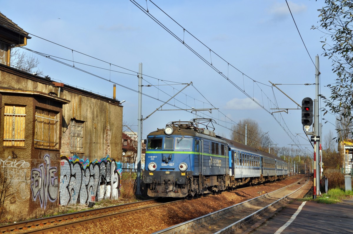 EU07 527 mit einer Regionalbahn von Katowice nach Zwardoń beim Haltepunkt Katowice-Piotrowice (01.11.2013)
