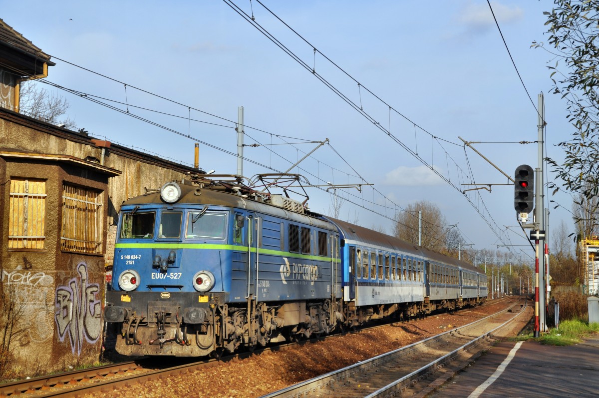 EU07 527 mit einer Regionalbahn von Katowice nach Zwardoń beim Haltepunkt Katowice-Piotrowice (01.11.2013)
