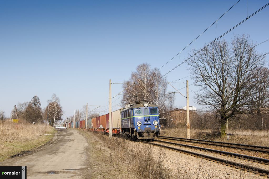 EU07-539 der PKP Cargo mit einem Contanerzug in Tychy(Tichau) am 17.03.2015.