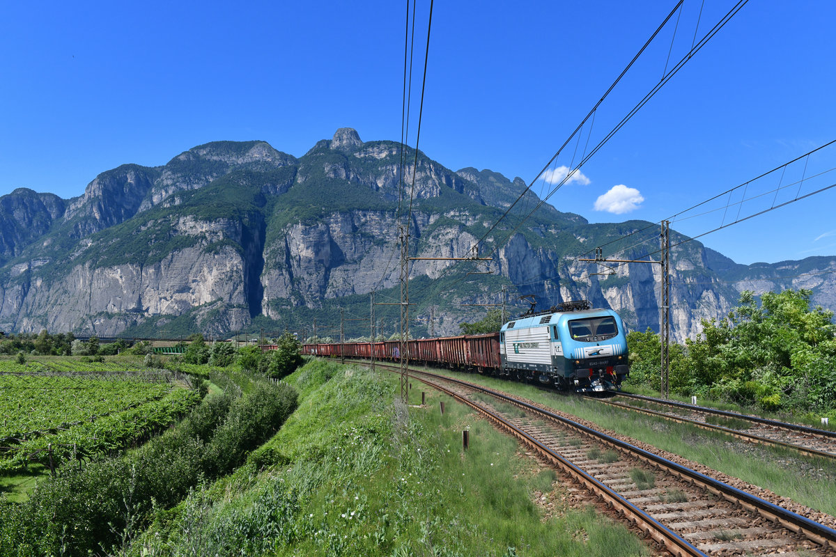 EU43 001 mit GAG 44221 am 23.06.2018 bei San Michele all'Adige.