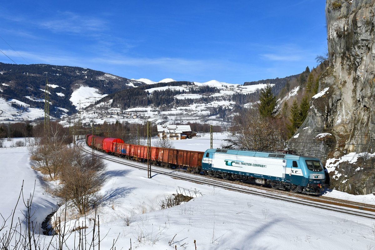 EU43 001 mit GAG 44221 am 24.01.2018 bei Sterzing.