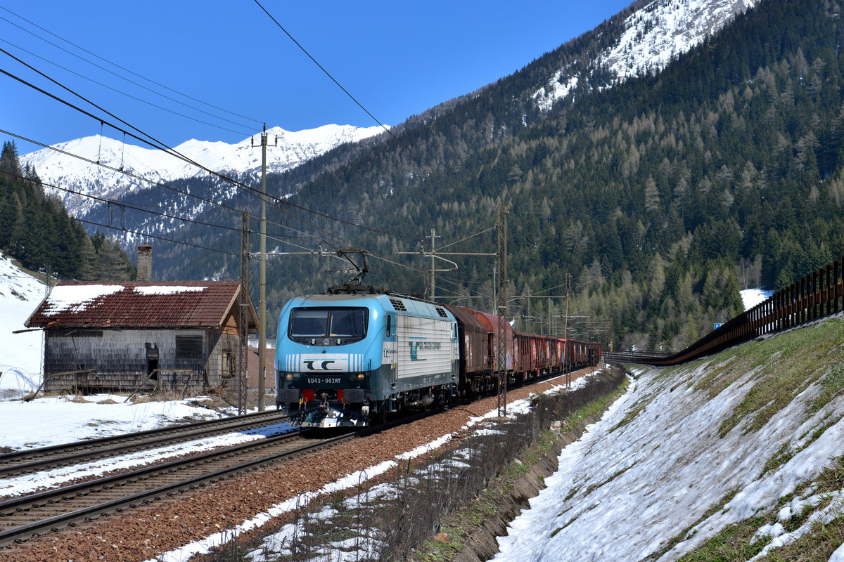 EU43 002 mit DGS 44221 am 30.04.2017 bei Brennero. 
