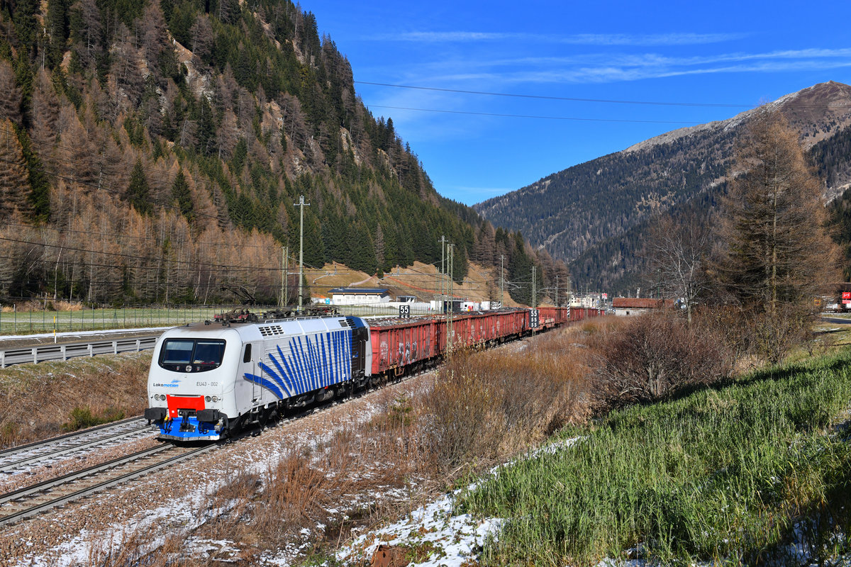 EU43 002 mit GAG 44121 am 21.11.2018 bei Brennero. 