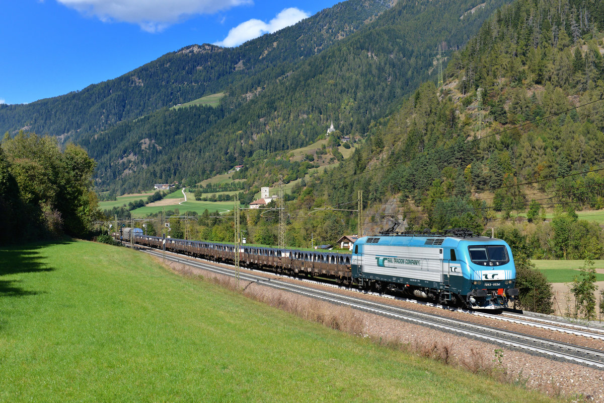 EU43 002 mit TEC 44221 am 12.10.2016 bei Mules. 