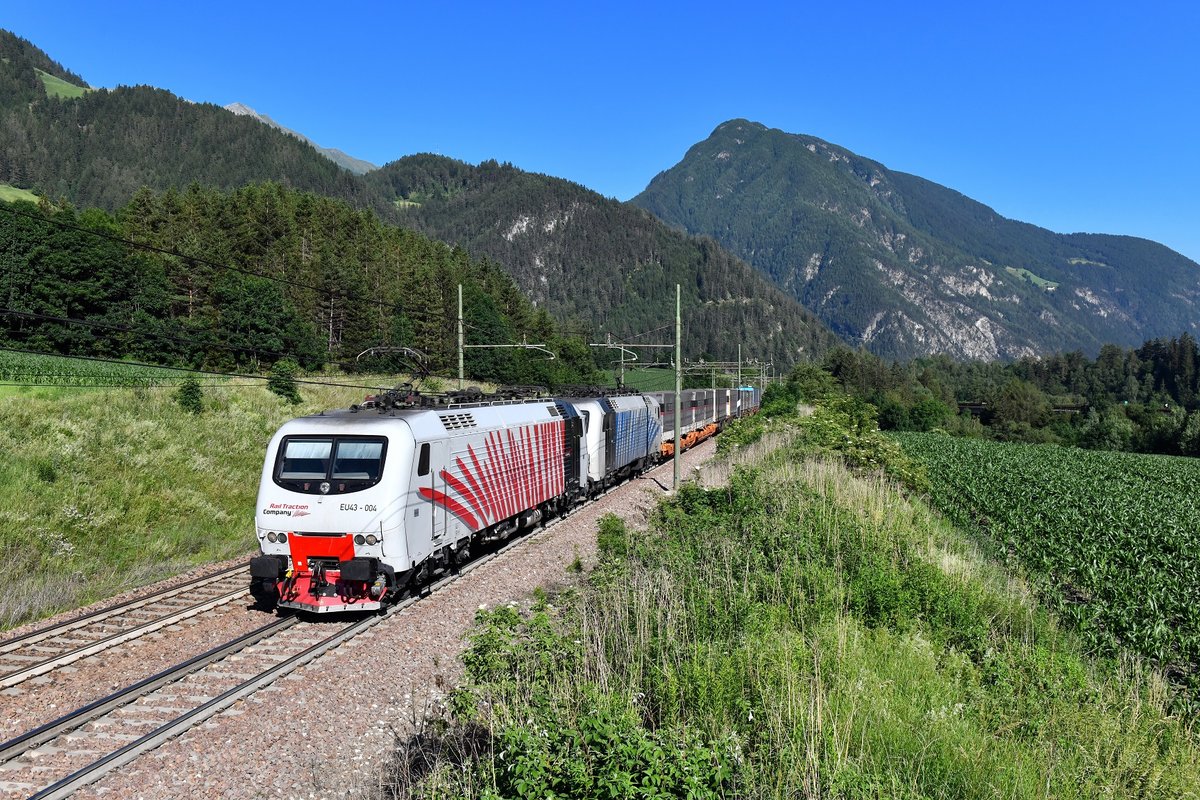 EU43 004 + EU43 008 mit TEC 43824 am 29.06.2019 bei Campo di Trens.