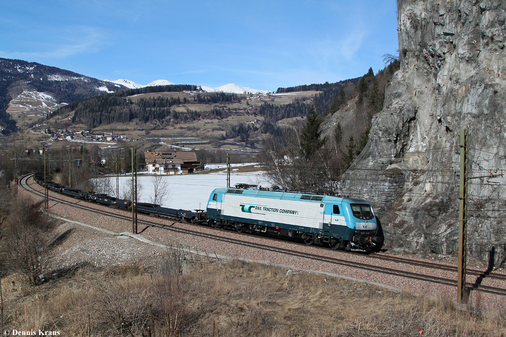 EU43 004 mit einem KLV Zug am 02.03.2013 bei Sterzing.