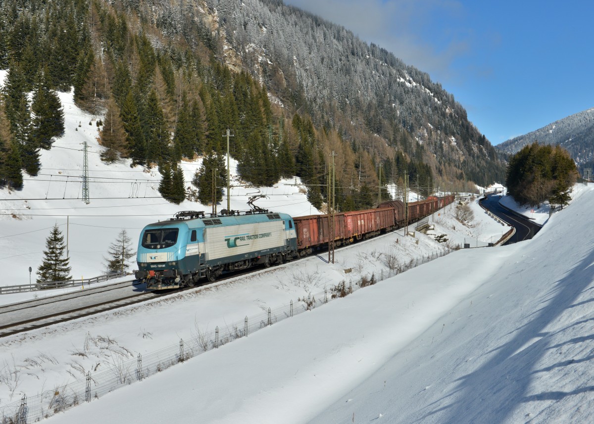 EU43 004 mit einem Stahlzug am 18.02.2016 bei Brennero. 