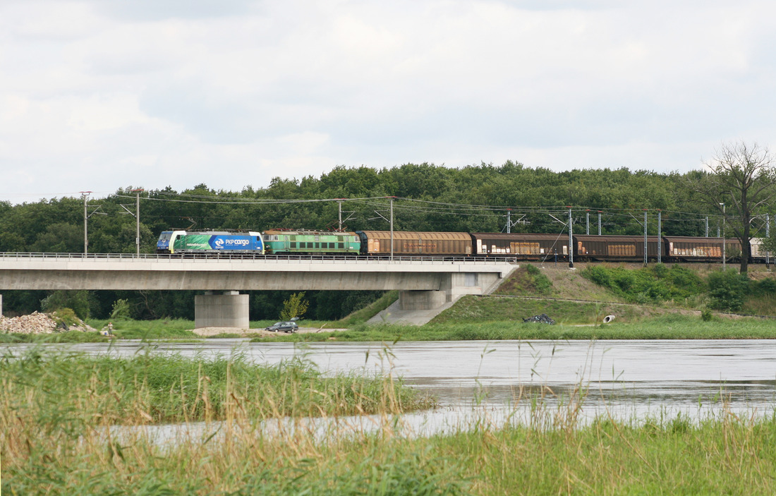 EU43-005 + eine weitere Lok + Güterwagen passieren auf ihrem Weg gen Westen die Oderbrücke zwischen Slubice und Frankfurt (Oder). Fotografiert wurde das Ganze am 19. August 2010.