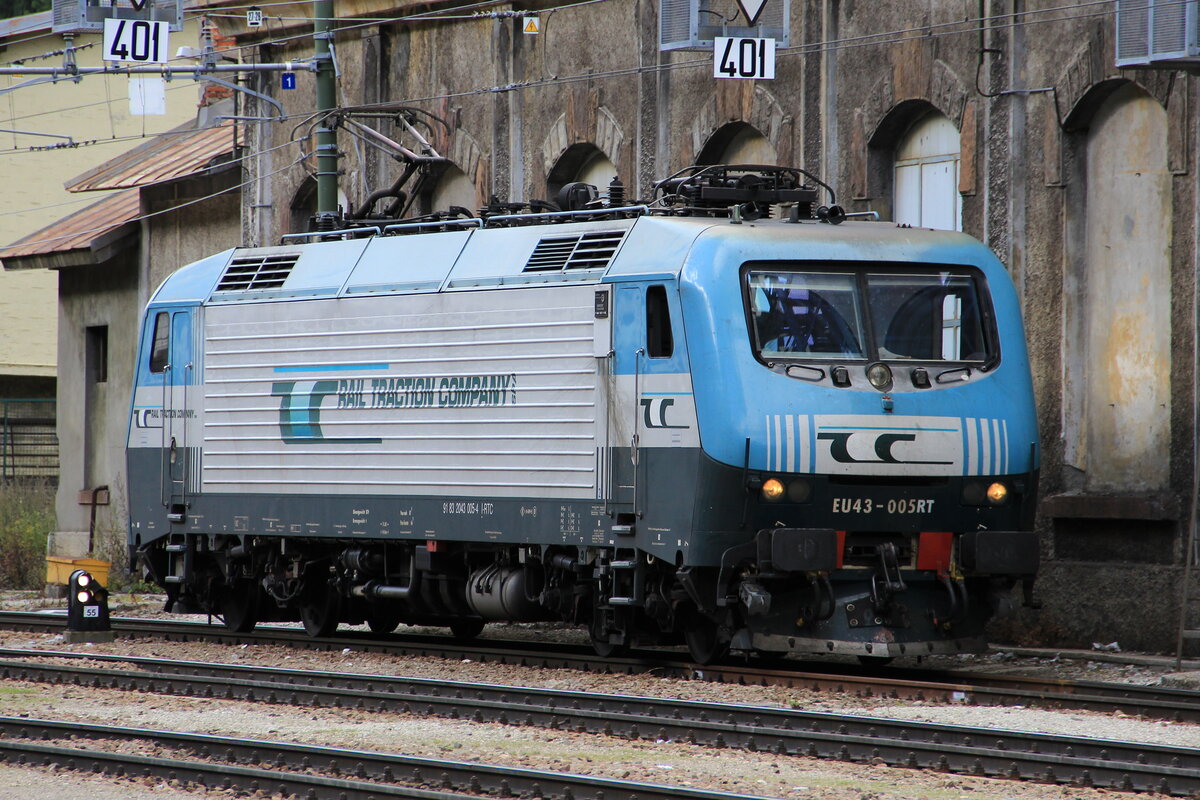 EU43 005-4 der Rail Traction Company im alten Design bei einer Rangierfahrt am Bahnhof Brenner/Brennero. Aufgenommen am 22.09.2014