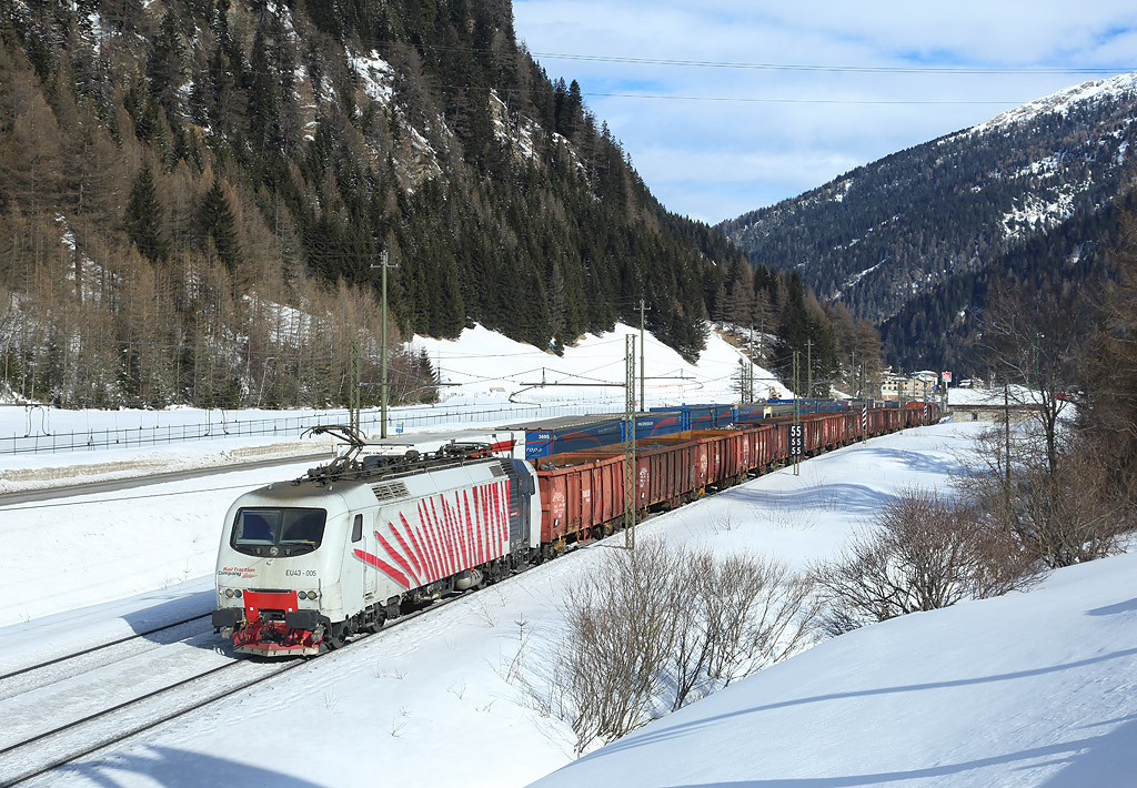 EU43 005 departs Brennero whilst hauling a train of scrap metal from Brennero to Brescia, 6 Feb 2018