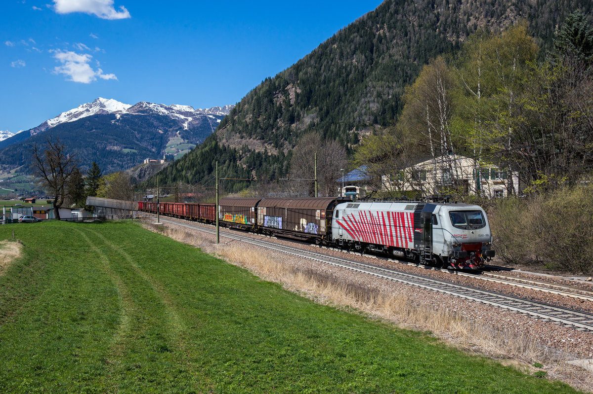 EU43 005 fährt mit dem BigMac bei Campo di Trens in Richtung Bozen, aufgenommen am 8. April 2017.