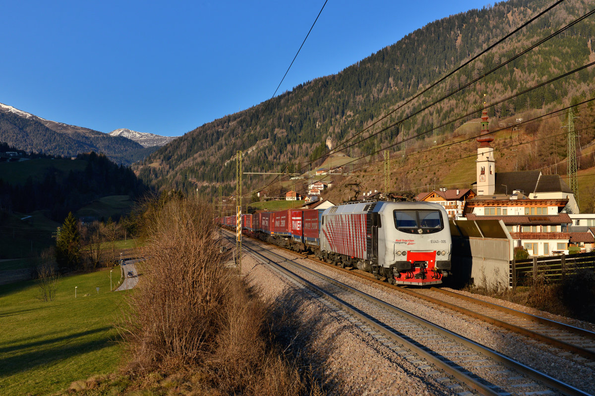 EU43 005 mit DGS 43139 am 03.12.2016 bei Novale. 