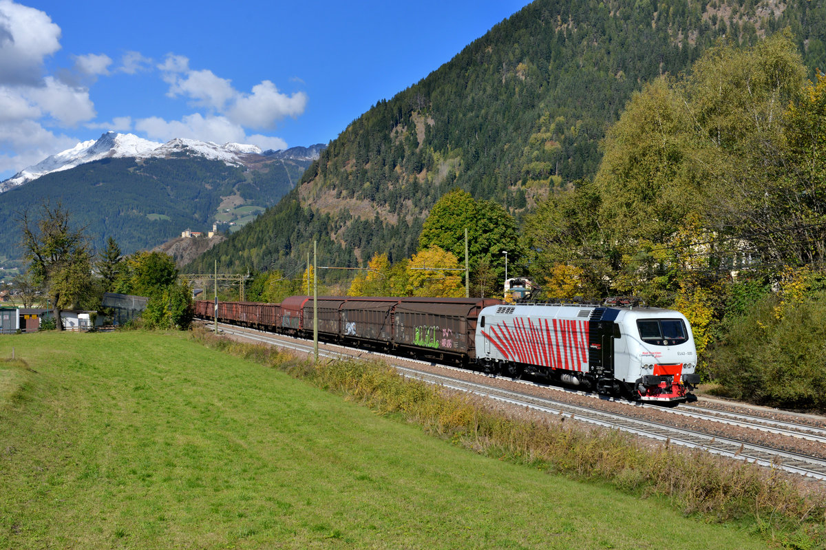 EU43 005 mit einem Güterzug am 12.10.2016 bei Campo di Trens. 