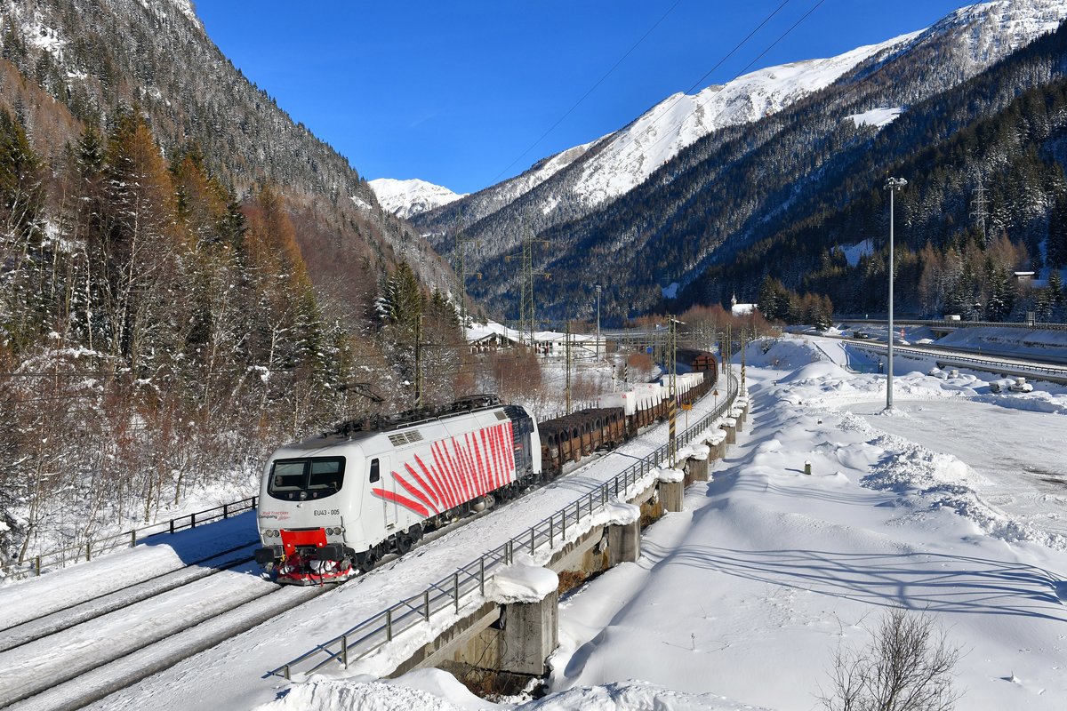 EU43 005 mit GAG 48861 am 17.01.2019 bei Brennerbad. 