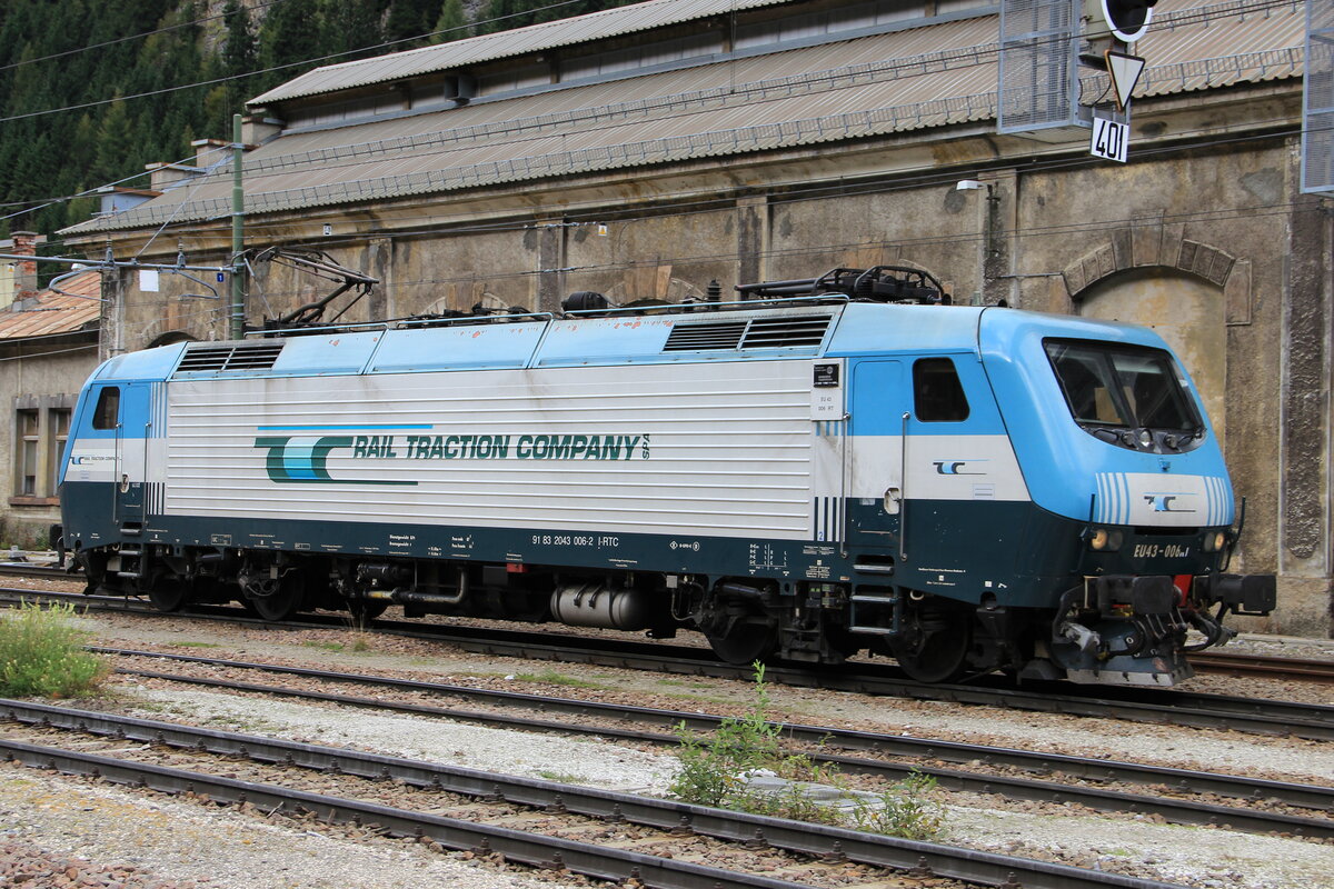 EU43 006-2 der Rail Traction Company im alten Design bei einer Rangierfahrt am Bahnhof Brenner/Brennero. Aufgenommen am 22.09.2014