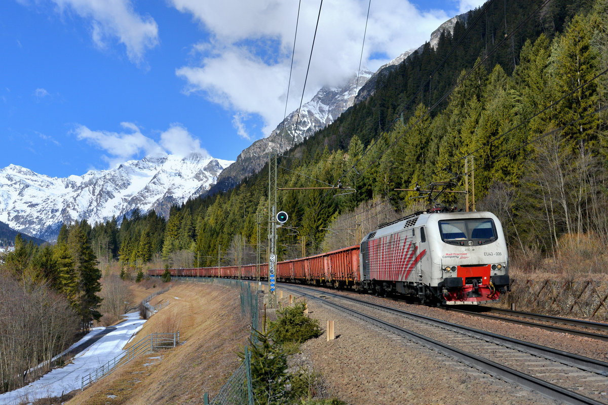 EU43 006 mit DGS 44121 am 18.02.2017 bei Gossensass. 
