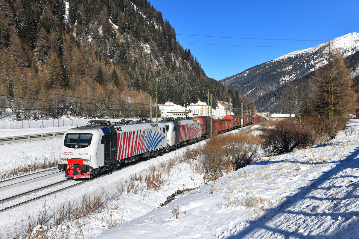 EU43 007 + EU43 005 mit GAG 44121 am 15.12.2018 bei Brennero. 