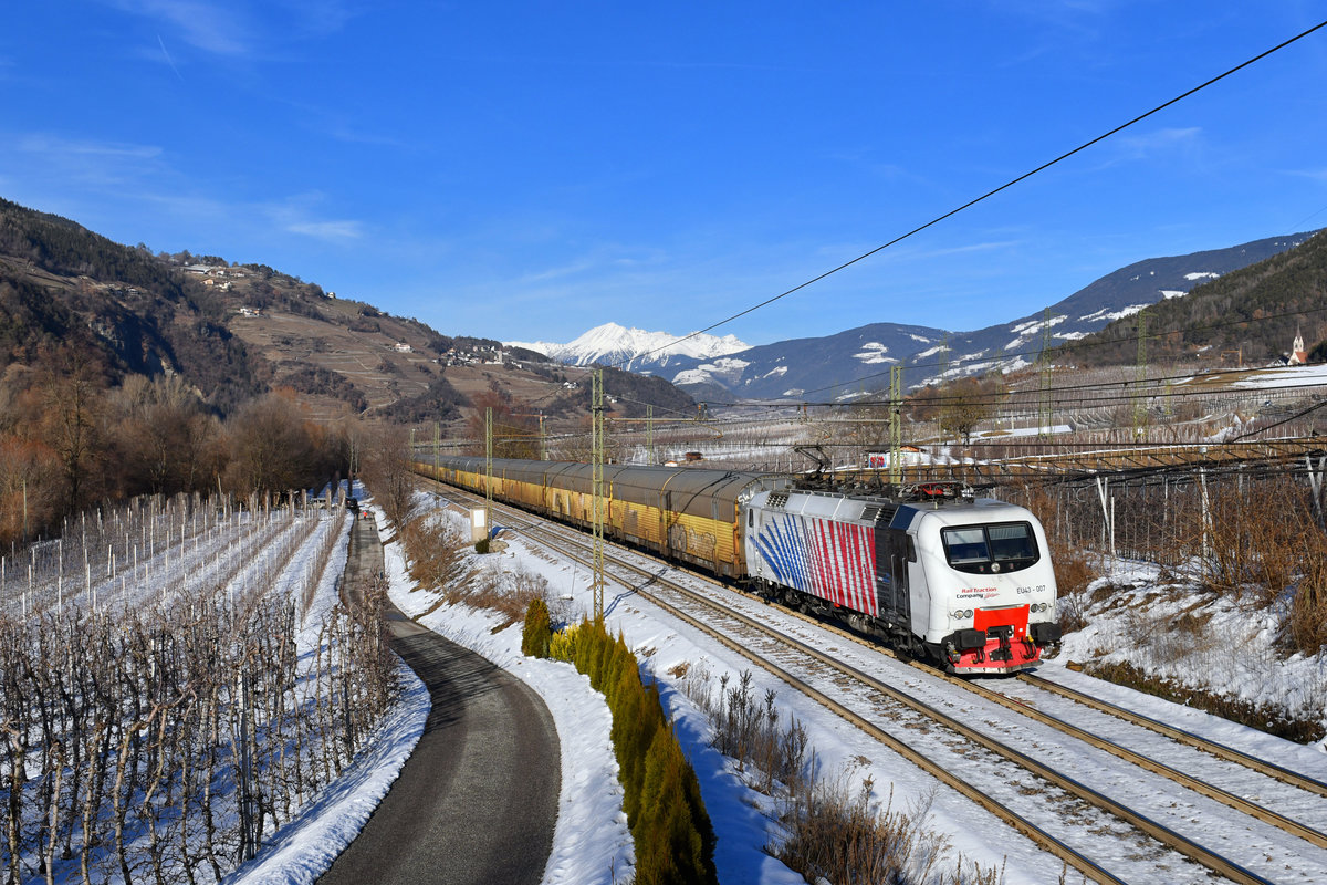 EU43 007 mit EUC 48867 am 24.01.2018 bei Albes.