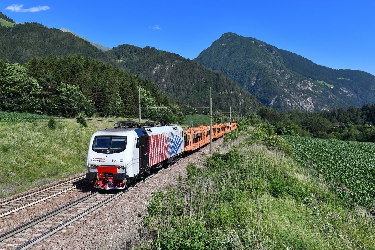 EU43 007 mit GAG 44130 am 28.06.2019 bei Campo di Trens. 
