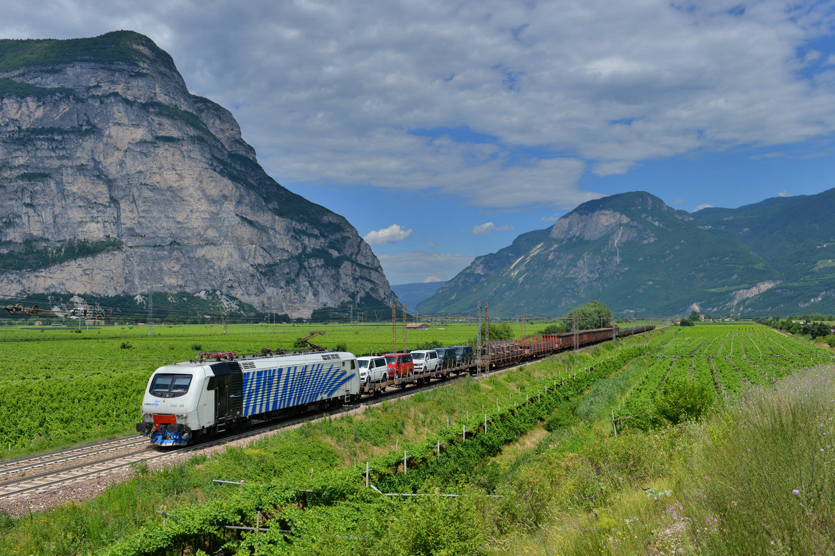 EU43 008 mit einem Güterzug am 09.07.2016 bei Salurn. 
