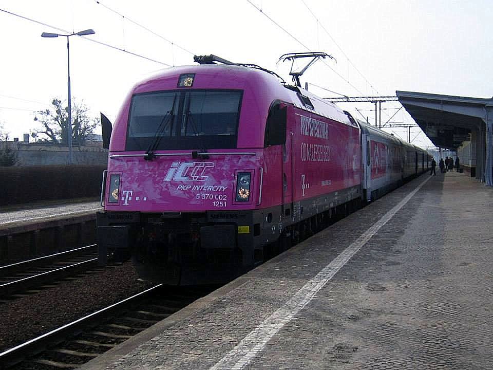 EU44-002 mit Berlin-Warszawa Express in Bahnhof Zbaszynek, 01.03.2015