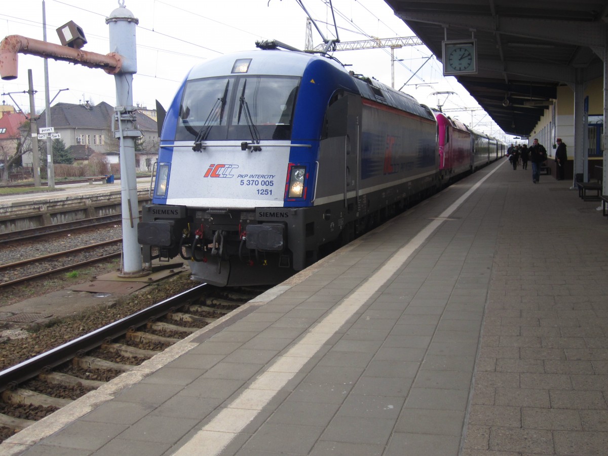EU44-005+EU44-007 als Berlin-Warszawa Express in Bahnhof Zbaszynek, 28.03.2015