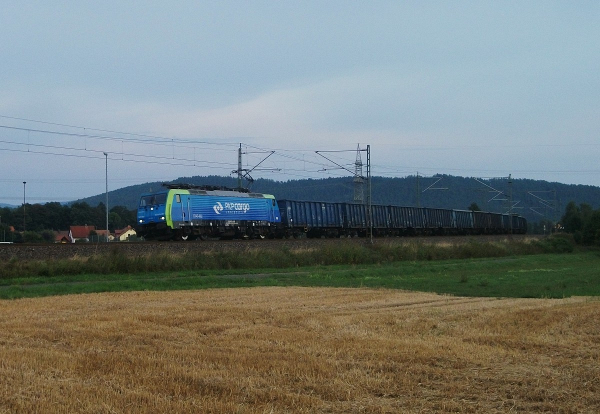 EU45-802 / ES 64 F4-802 von PKP Cargo zieht am 23.August 2013 einen leeren Kohlezug bei Halach(b. Kronach) Richtung Saalfeld.