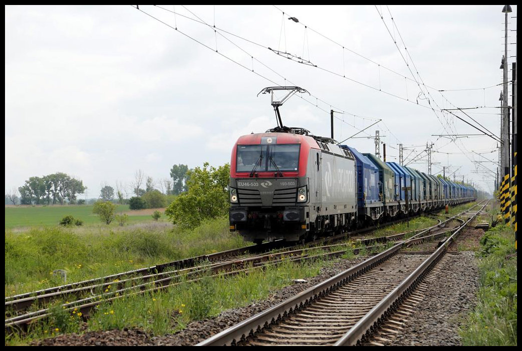 EU46-503 PKP 193-503 erreicht hier am 16.5.2019 um 11.50 Uhr auf der Fahrt in Richtung Bratislava mit einem schweren Güterzug den slowakischen Bahnhof Tvrdosovce.