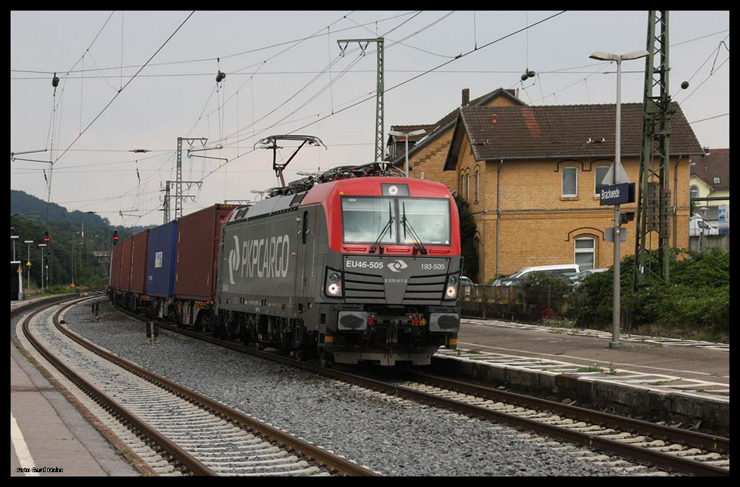 EU46-505 bzw. 193-505 von PKP Cargo kam am 29.07.2016 um 17.08 Uhr mit einem Containerzug Richtung Ruhrgebiet durch den Bahnhof Brackwede.