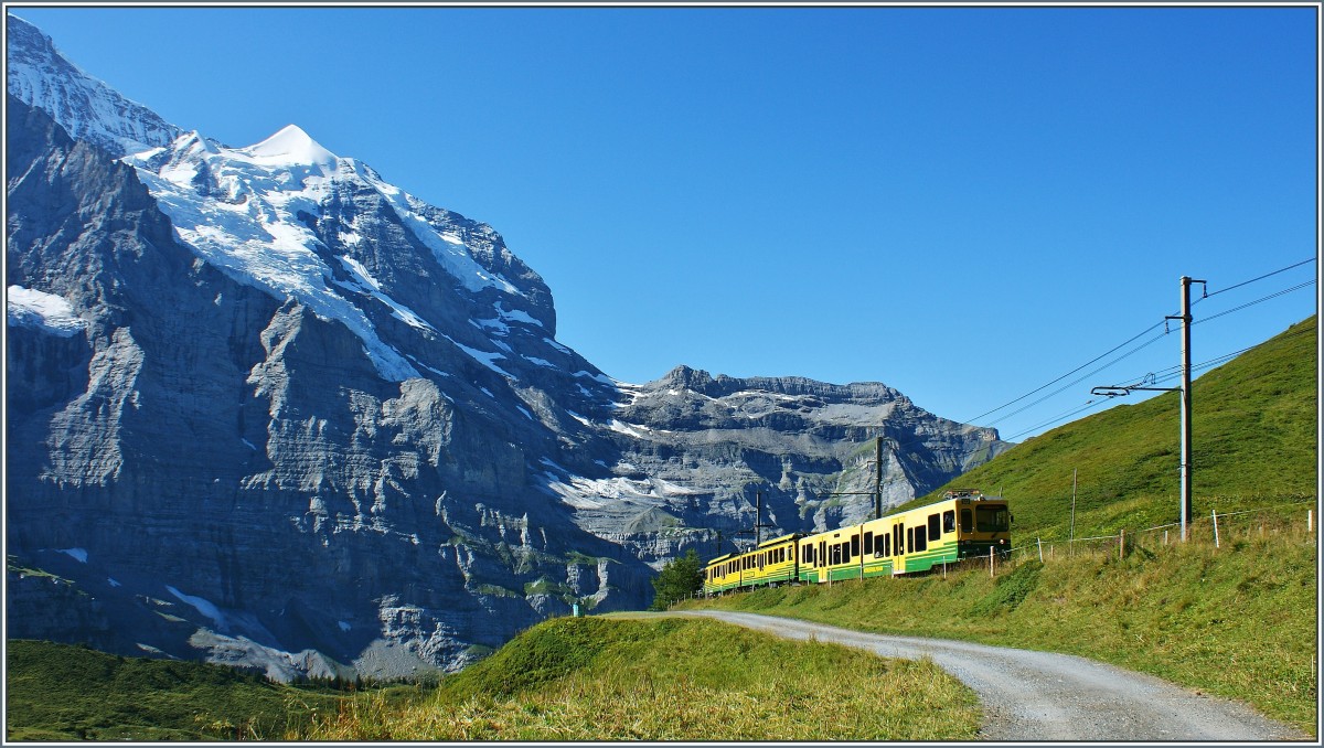 Eun WAB-Zug auf dem Weg zur Kleinen Scheidegg.
(21.08.2013)
